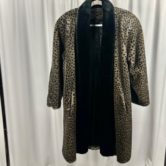 Vintage 1980s Faux Fur Winter Coat in Grey and Black - Made in Canada - M/L - Picture 3 of 10